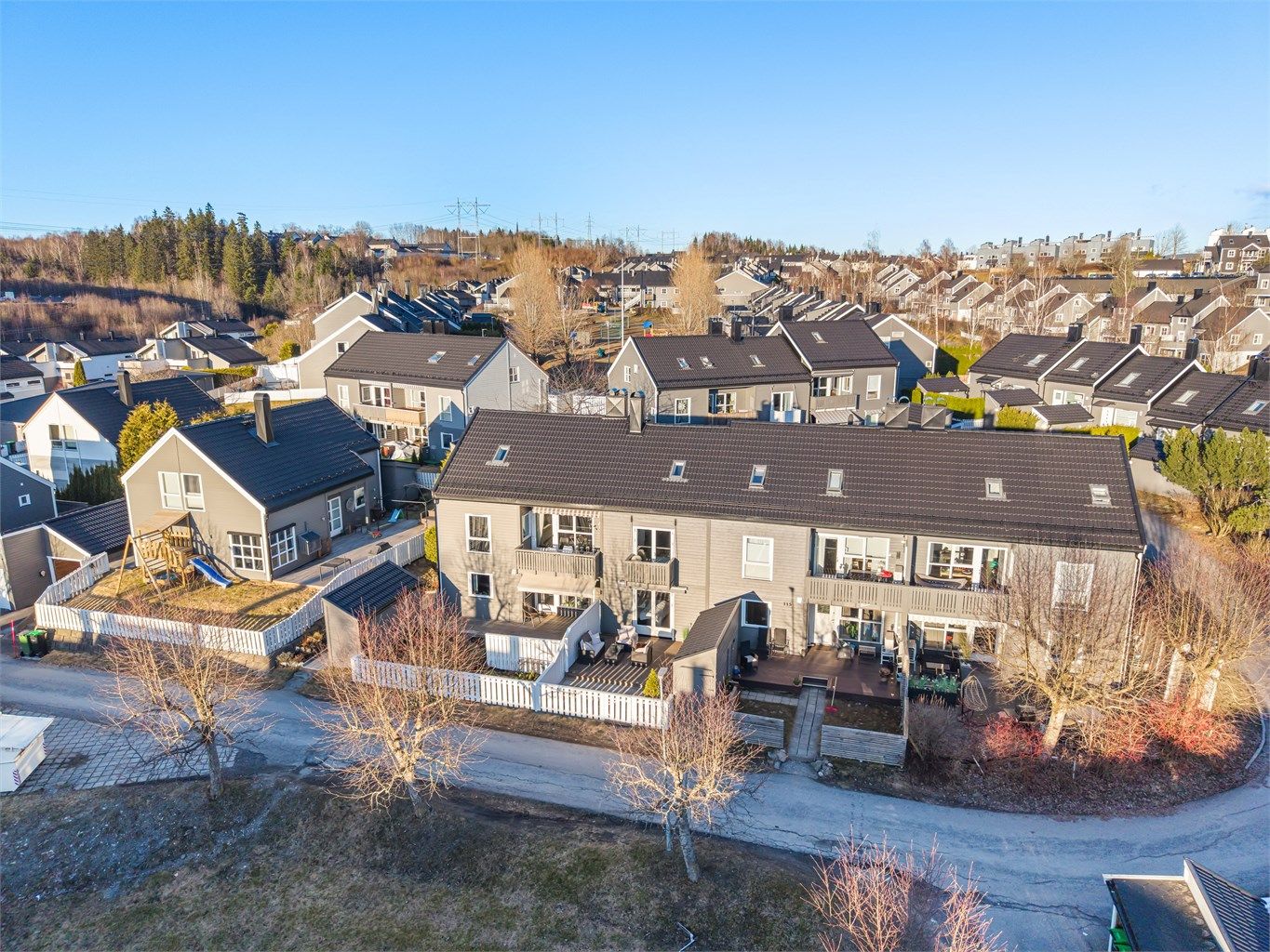 Fra eiendommen er det kort vei til flotte rekreasjonsområder som Romeriksåsen og Tæruddalen med sin oppgraderte lysløype.