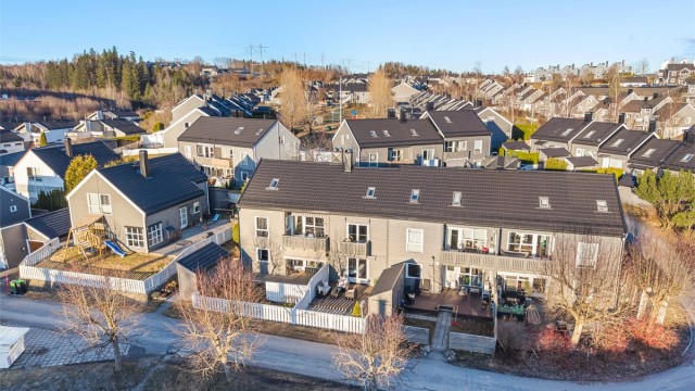 Fra eiendommen er det kort vei til flotte rekreasjonsområder som Romeriksåsen og Tæruddalen med sin oppgraderte lysløype.