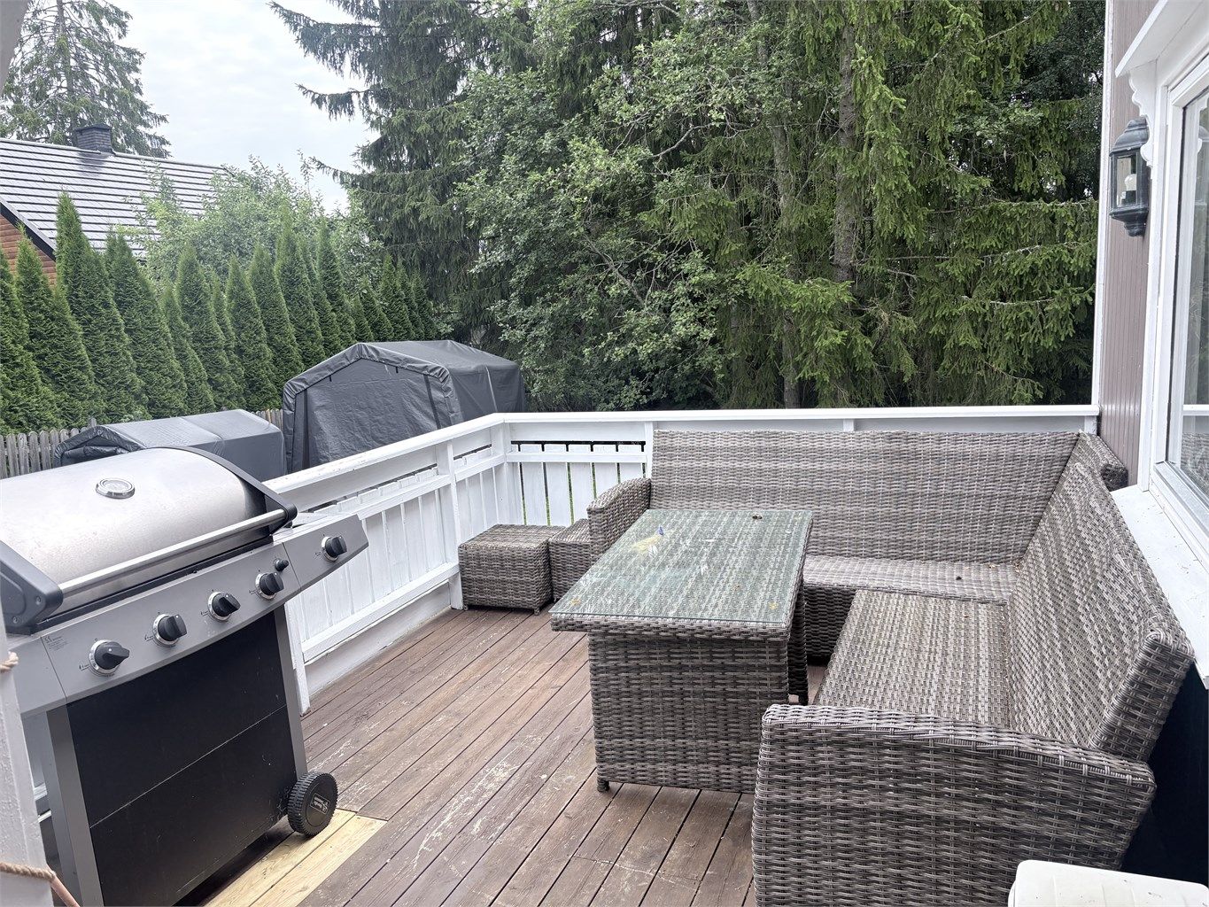 Terrasse ved inngangsparti