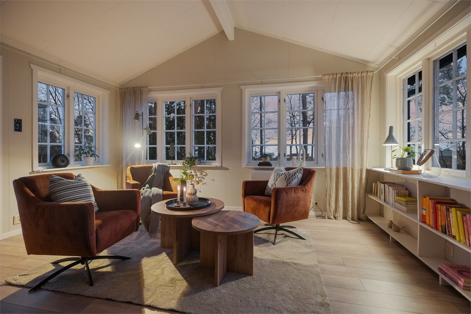 Her er det hyggelig å sitte på kvelden med en kaffekopp og en god bok.