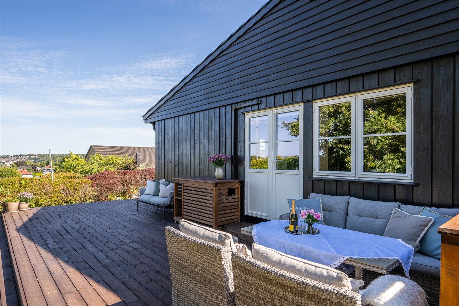 Fra stuen er det adkomst ut til en hyggelig terrasse. Her er det sol det meste av dagen, med både en hyggelig frokostplass samt spiseplass hvor kveldssolen kan nytes. Flott varmepumpehus på hjul.