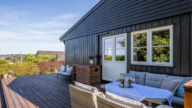 Fra stuen er det adkomst ut til en hyggelig terrasse. Her er det sol det meste av dagen, med både en hyggelig frokostplass samt spiseplass hvor kveldssolen kan nytes. Flott varmepumpehus på hjul.