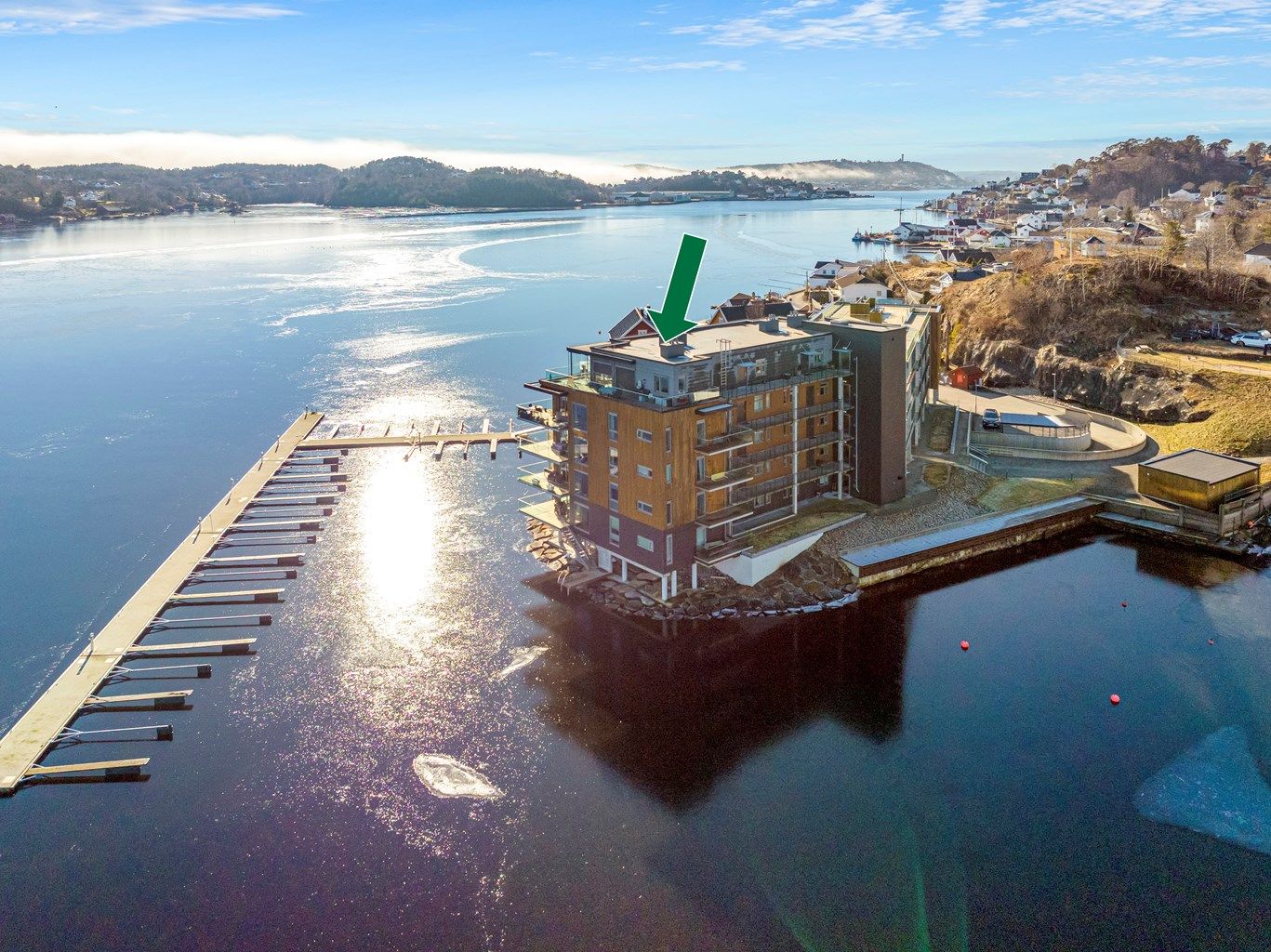 Toppleilighet med terrasse og sjø på tre sider