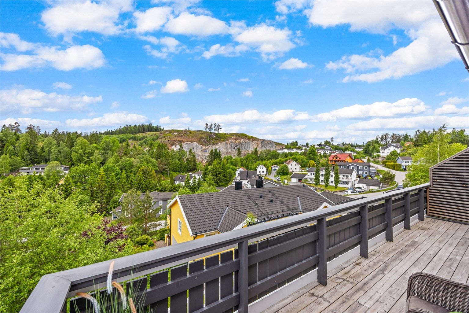 Fra eiendommen er det utsikt over det omkringliggende boligområdet og grøntarealer.