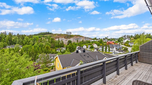 Fra eiendommen er det utsikt over det omkringliggende boligområdet og grøntarealer.