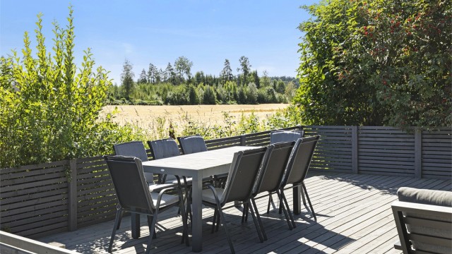 Terrassen har god plass til både spisebord og loungegruppe.