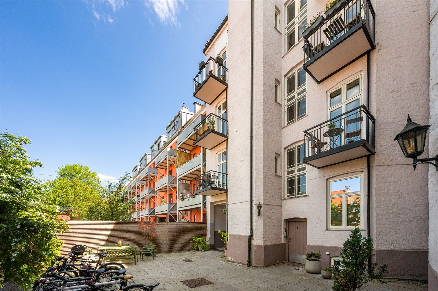 Sameiet har en hyggelig og skjermet bakgård med felles sittegrupper.