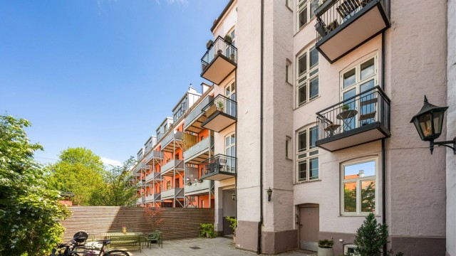 Sameiet har en hyggelig og skjermet bakgård med felles sittegrupper.