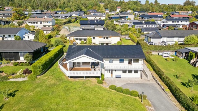 Velkommen til Karlsvognen 27 - Flott familiebolig over to plan i et veletablert boligområde.