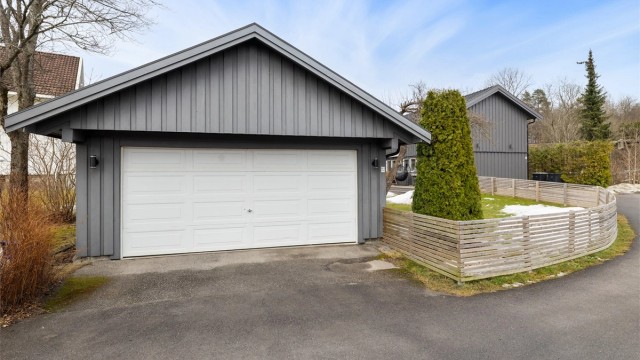 Romslig dobbeltgarasje på 45 kvm med bod - loft på garasje har 25 kvm med gulvareal - god plass til parkering på egen gårdsplass ved huset