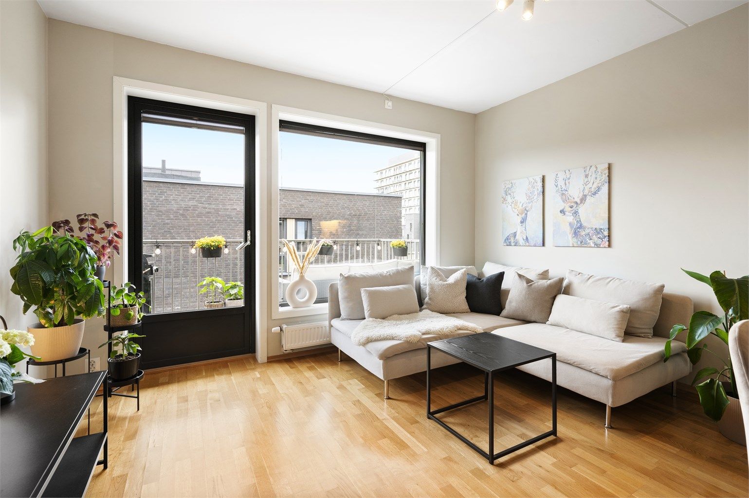 Tiltalende og moderne stue med flott romfølelse og rikelig med naturlig lys. Store vindusflater slipper inn dagslyset og gir rommet en åpen og luftig karakter - her kjenner du atmosfæren med en gang du trer inn. 