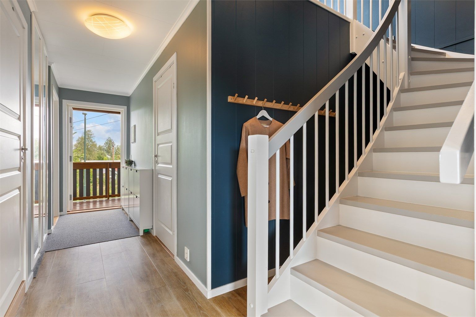 Entre med adkomst opp til loftsetasjen