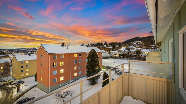 I følge solkart er solen på balkongen fra ca. kl. 14.00 og 21.30 på sommerstid