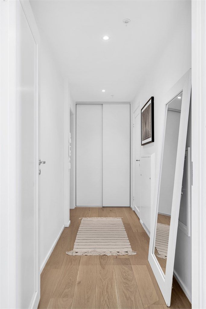 Romslig og hyggelig entrè god plass til oppbevaring i montert garderobeskap. Det er i tillegg plass til ønskelig kommode for ekstra oppbevaring. 