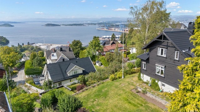 Eiendommen ligger majestetisk til med parkmessig opparbeidet hage