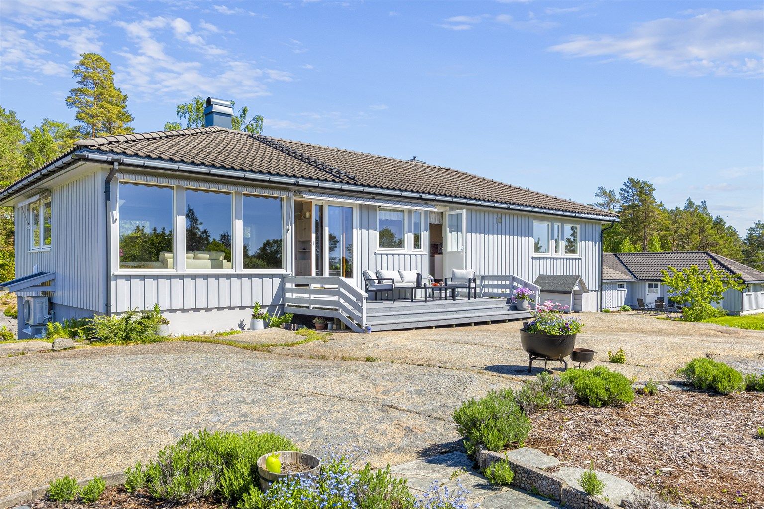 Stor hage, med svaberg og plen.

Foto: Hallvard Rimereit
