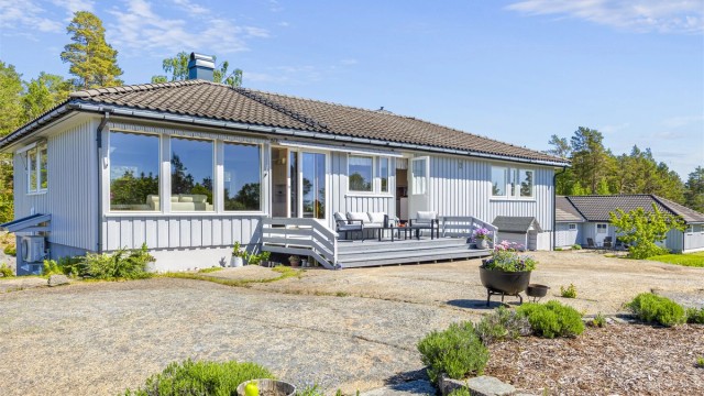 Stor hage, med svaberg og plen.
Foto: Hallvard Rimereit