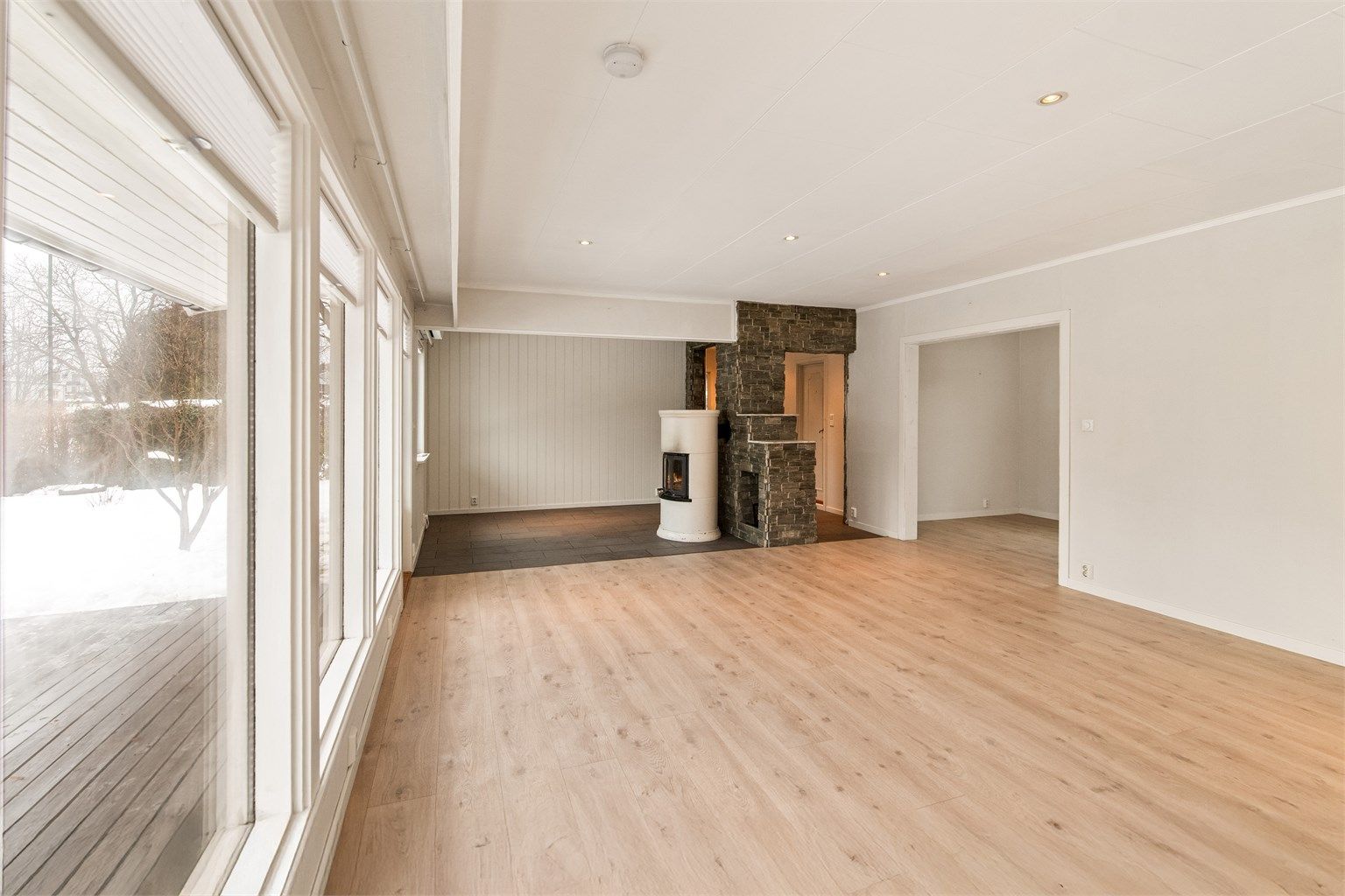 Stuen er romslig med gode møbleringsmuligheter og store vindusflater. Det er god plass til både sofagruppe og spisestue. Det er også utgang til solrik uteplass (ca. 19 kvm) og videre til hagen.