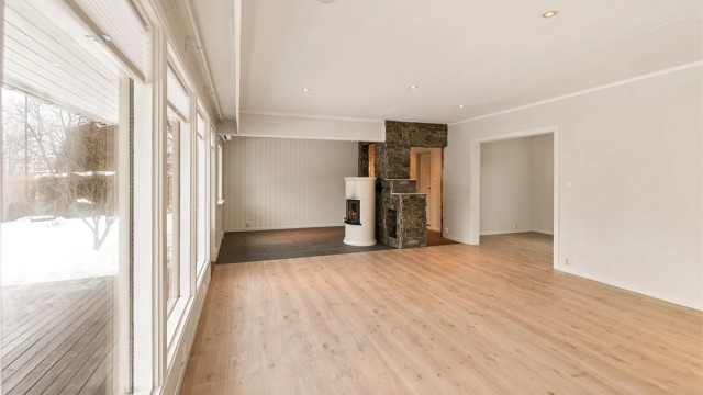 Stuen er romslig med gode møbleringsmuligheter og store vindusflater. Det er god plass til både sofagruppe og spisestue. Det er også utgang til solrik uteplass (ca. 19 kvm) og videre til hagen.