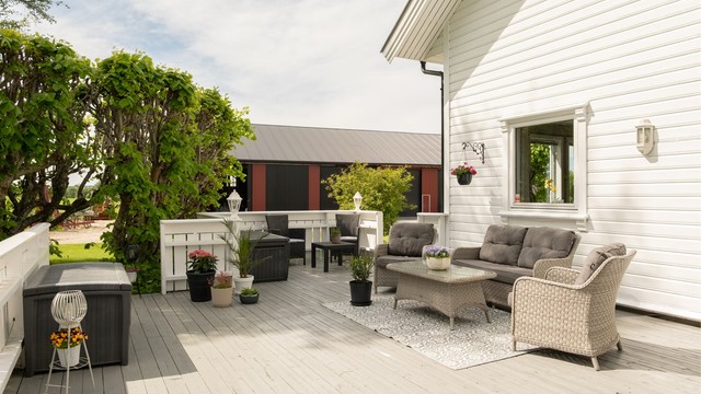 Sommerstid er det dagen gjennom alltid et sted med sol på den store terrassen.