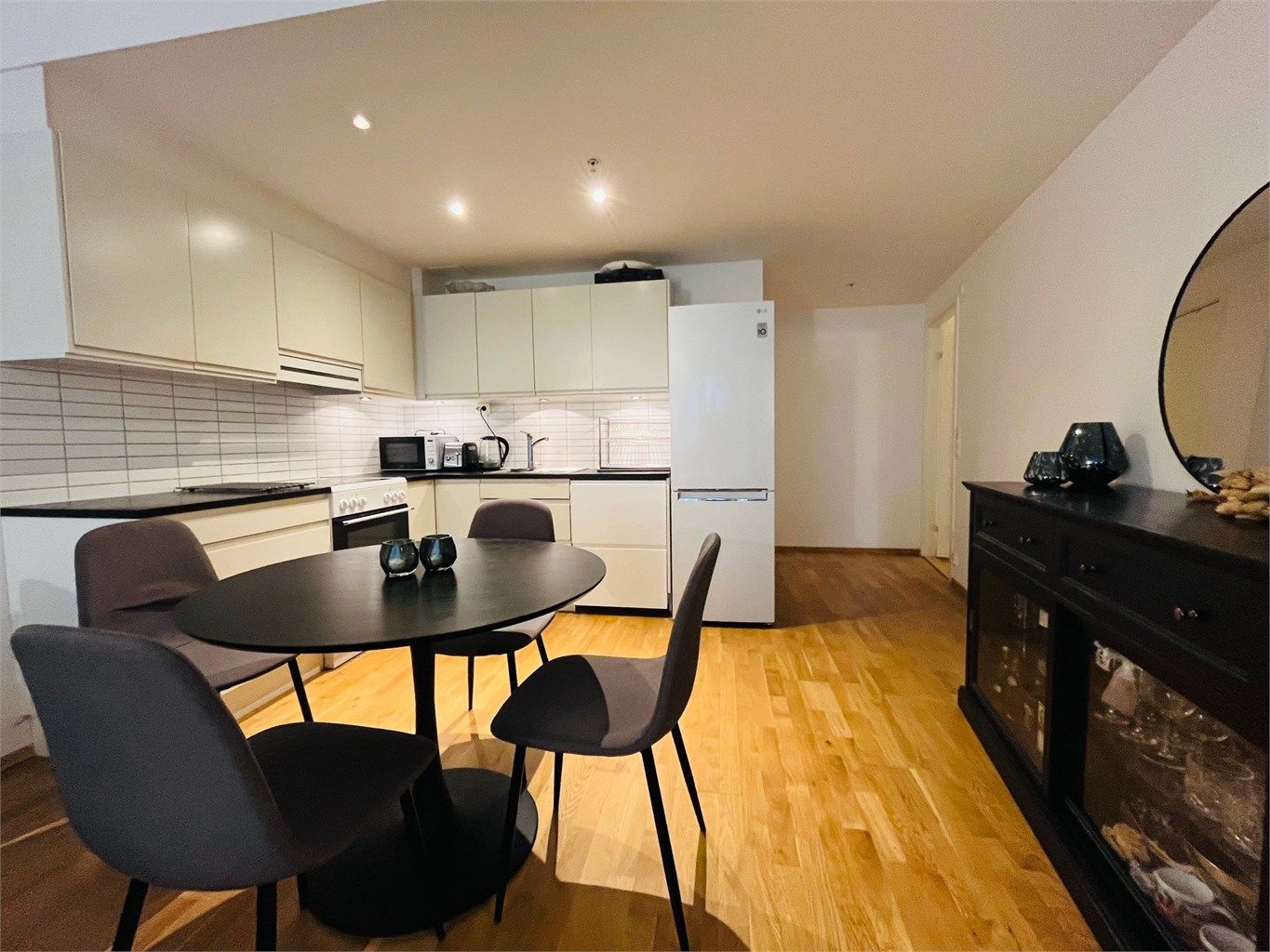 Leiligheten har plass til både sofadel og spiseplass. 