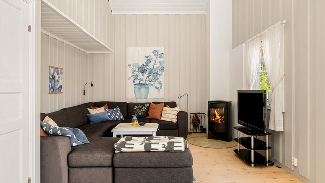 Stuen har god plass til både sofa og lesekrok, takhøyden på ca. 5 meter sørger for en god romfølelse.