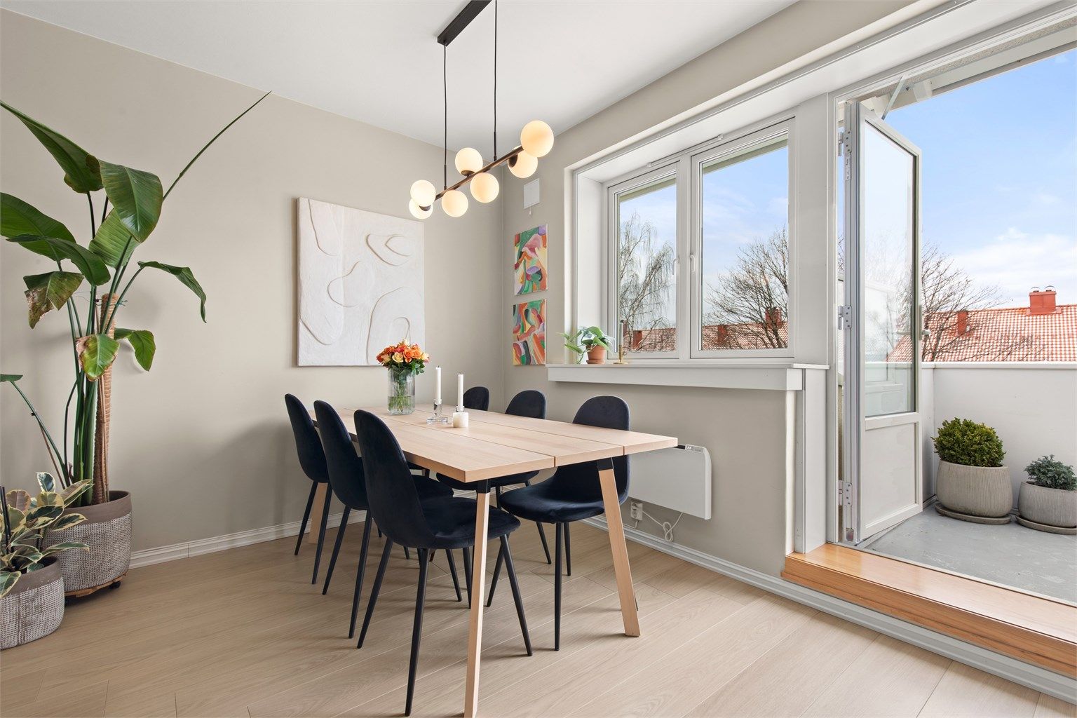 Fra stuen er det utgang til en herlig balkong.