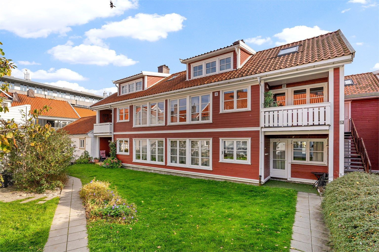 Leiligheten har en flott beliggenhet i byen samt i borettslaget. Foruten tre vinduer i øverste etasje vender hele leiligheten mot bakgården. 