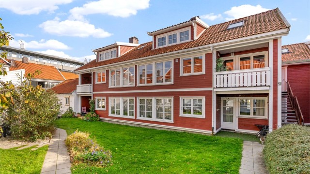 Leiligheten har en flott beliggenhet i byen samt i borettslaget. Foruten tre vinduer i øverste etasje vender hele leiligheten mot bakgården.