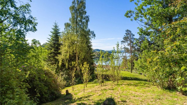 Eiendommen er omkranset av frodig, grønn natur.