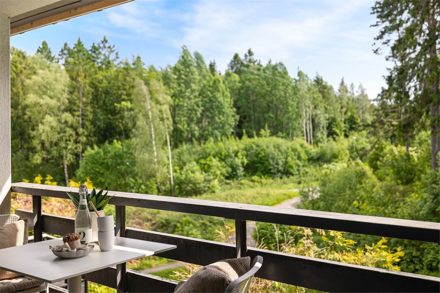 Omgivelsene er meget fredelige. På balkongen ser du rett ut på skog og mark. Innsyn er ikke tema.