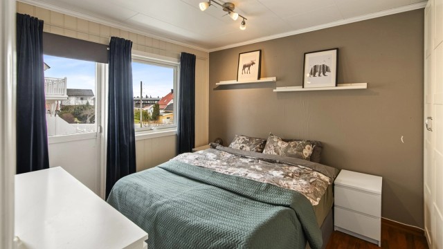 Hovedsoverommet i hovedetasjen har direkte utgang til en nordøstvendt balkong på 4 m².