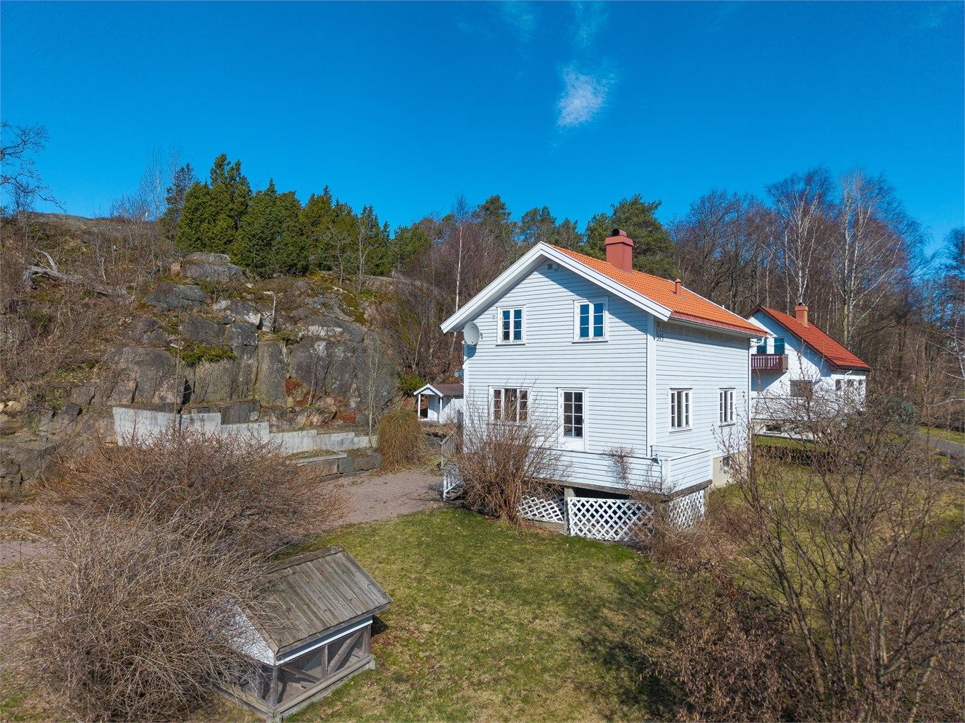 Romslig eiertomt på 828,5 m² som er pent opparbeidet med grønn plen, variert beplantning og praktisk gruset biloppstillingsplass. 