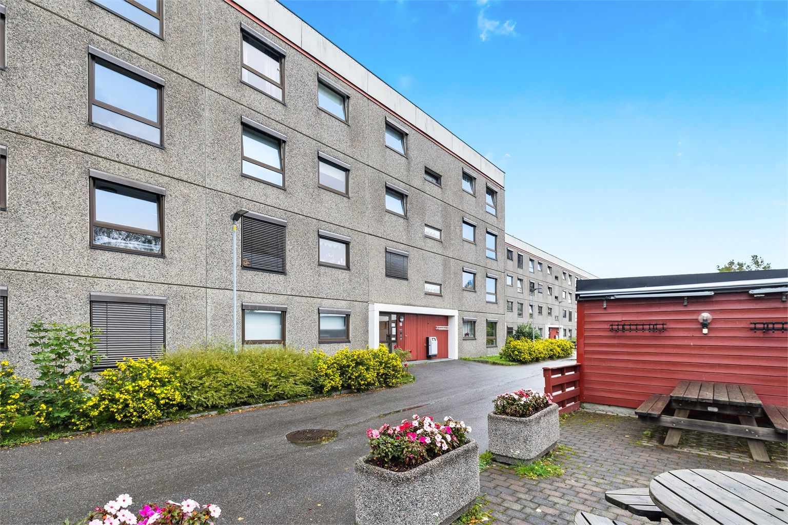 En stor 3-roms leilighet i 2. etasje med innglasset balkong, garasjeplass og gode solforhold!