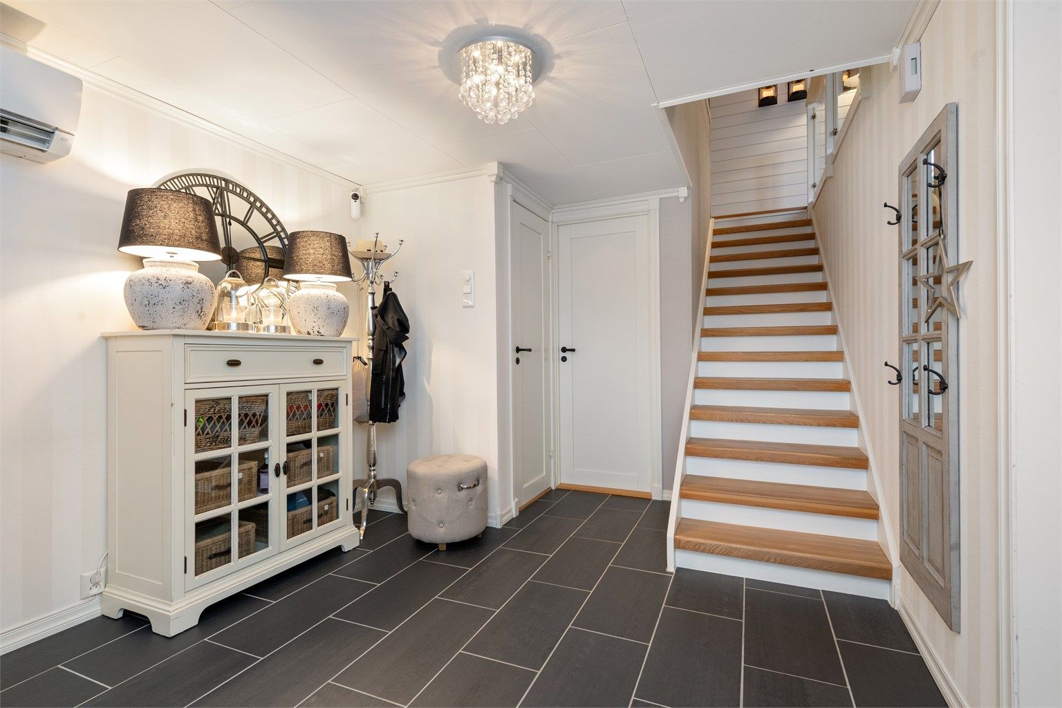 Luft-til-luft varmepumpe er montert i 2017 og er plassert i hallen for effektiv oppvarming