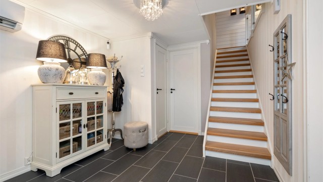 Luft-til-luft varmepumpe er montert i 2017 og er plassert i hallen for effektiv oppvarming