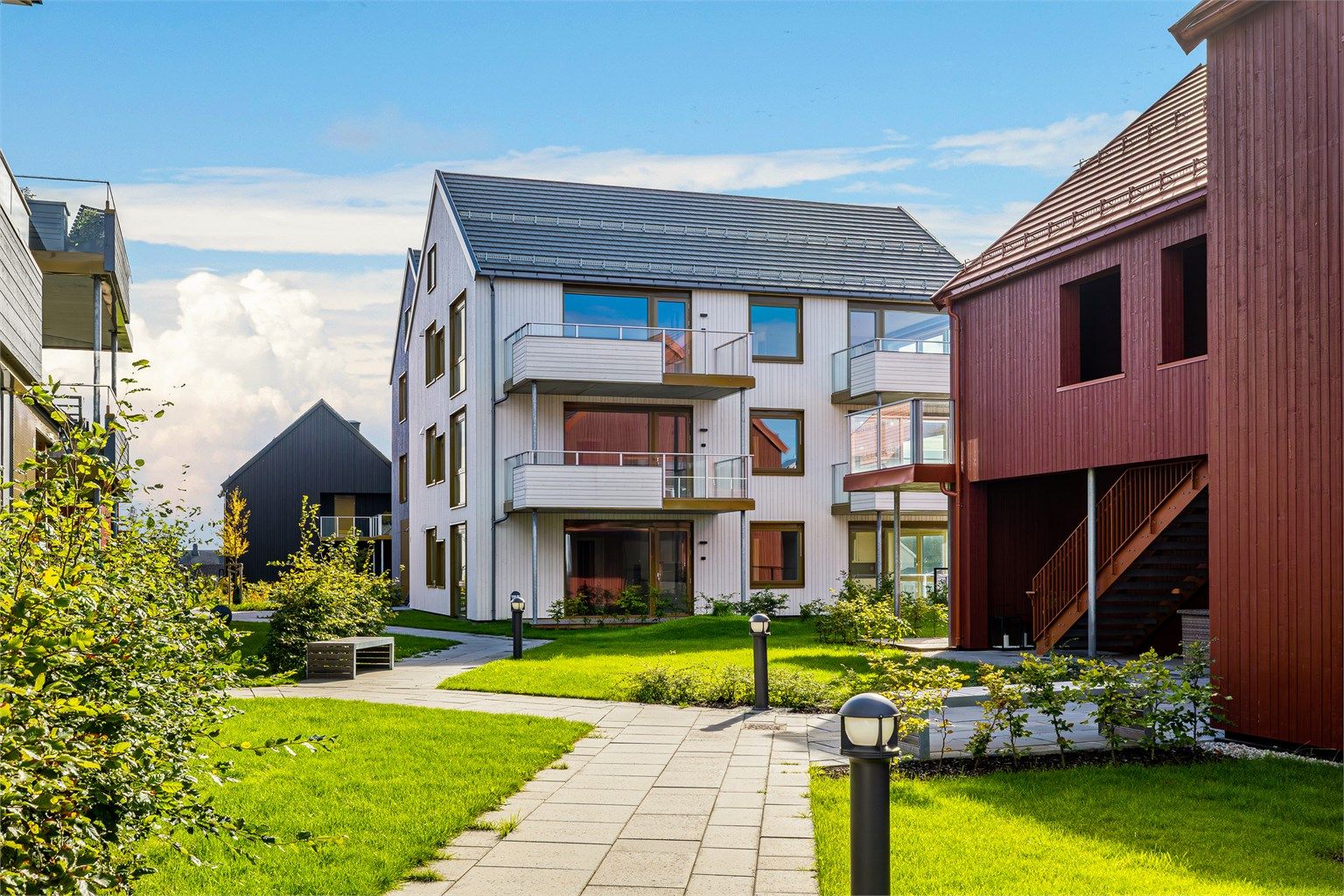 Det er koselig å ta med seg kaffekoppen ut i friarealene. Det er flere benker å velge i ut fra vind -og solforhold.