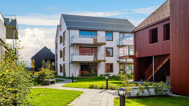 Det er koselig å ta med seg kaffekoppen ut i friarealene. Det er flere benker å velge i ut fra vind -og solforhold.