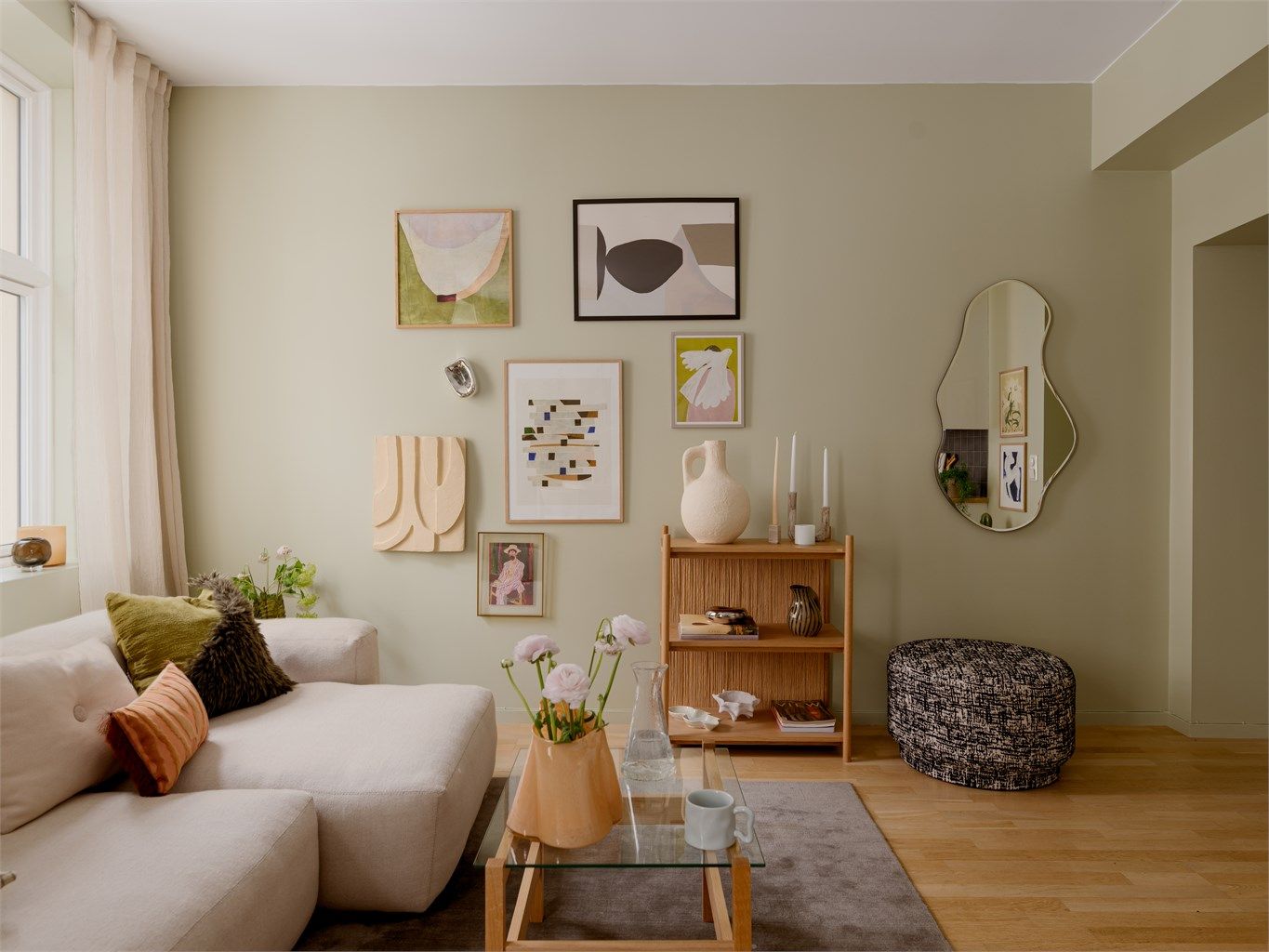 Stuen har en sosial utforming, men fortsatt god plass til dedikerte soner for sofa og spisebord.