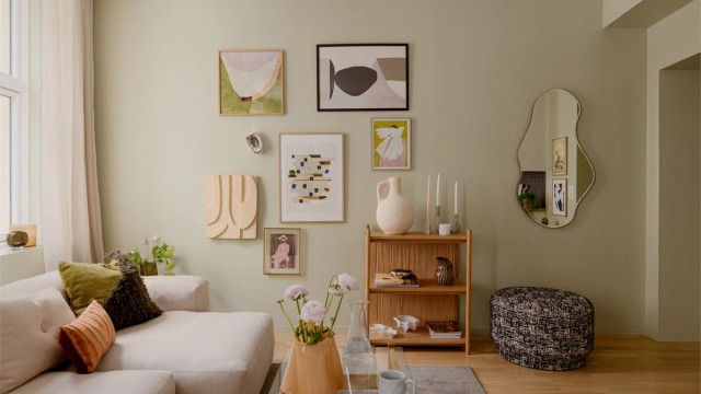 Stuen har en sosial utforming, men fortsatt god plass til dedikerte soner for sofa og spisebord.