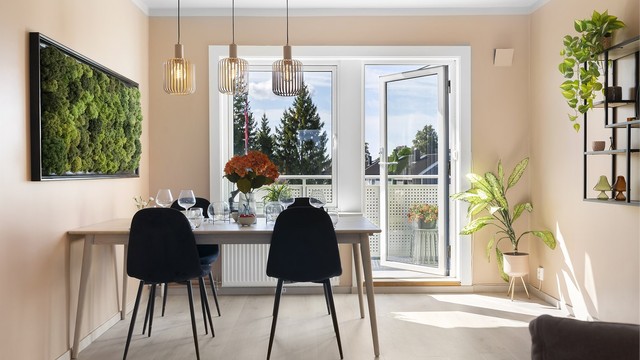 Fra spisestuen er det direkte utgang til en stor balkong.