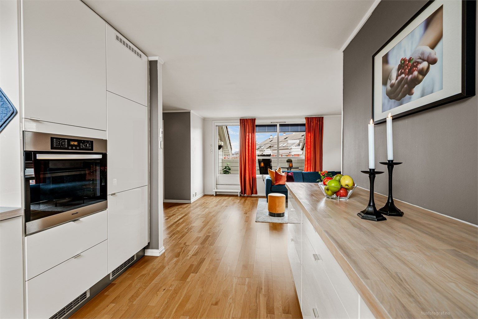 Utvendig solskjerming (Zip screen) på vindu mot balkong (elektrisk og fjernstyrt). Nedtrekkbar insektsnetting med soldempende funksjon på balkongdør.