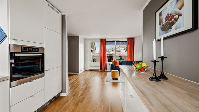 Utvendig solskjerming (Zip screen) på vindu mot balkong (elektrisk og fjernstyrt). Nedtrekkbar insektsnetting med soldempende funksjon på balkongdør.