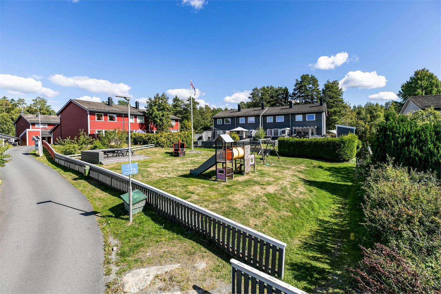 Nabolaget på Åvangen er utpreget barnevennlig. Lekeplass finnes rett over gaten.