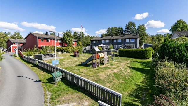 Nabolaget på Åvangen er utpreget barnevennlig. Lekeplass finnes rett over gaten.