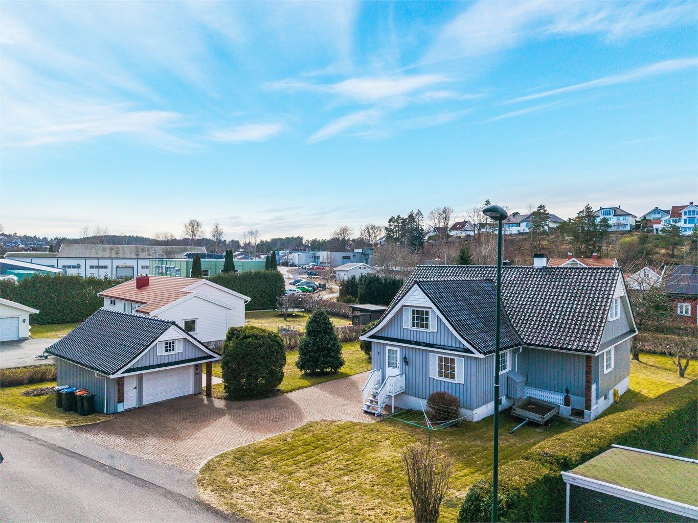 Her bor du med nærhet til både skog, mark og sjø.