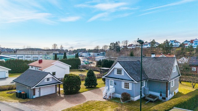 Her bor du med nærhet til både skog, mark og sjø.