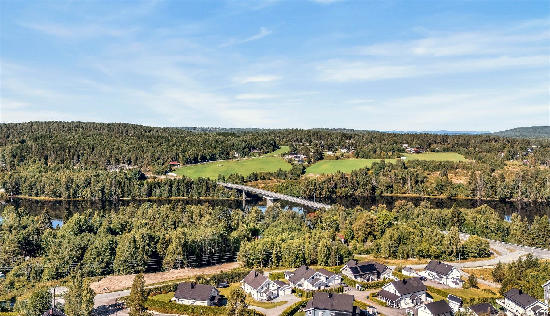Boligen ligger i trafikkstille, barnevennlig og veletablert boligområde.