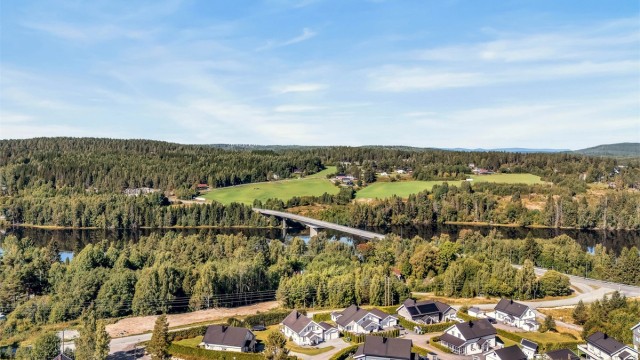 Boligen ligger i trafikkstille, barnevennlig og veletablert boligområde.