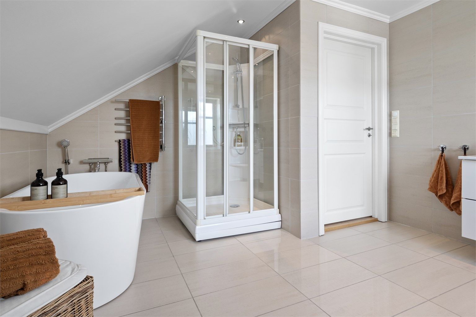 Her finner du både dusjkabinett og et nytt, lekkert badekar med dusjløsning.